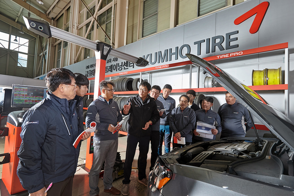 ▲ 금호타이어는 23일 대전광역시 소재 금호타이어 세일즈 트레이닝 센터에서 '수입차 타이어 및 기초 경정비 서비스 전문가 육성 과정'을 실시했다고 밝혔다.ⓒ금호타이어