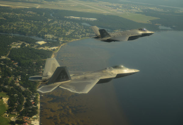 편대비행 하는 F-22와 F-35. ⓒ디펜스 브레이킹 화면캡쳐.