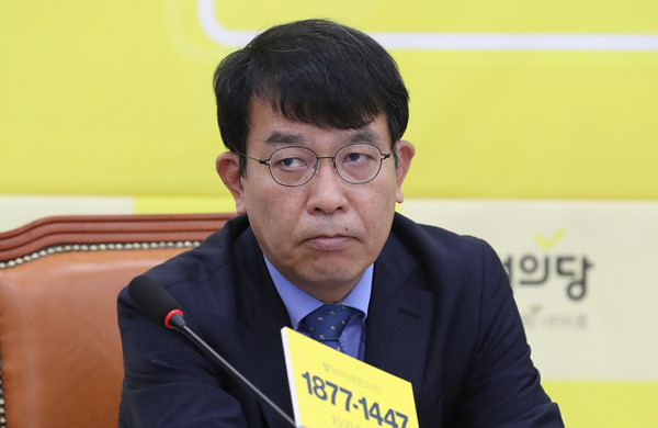 정의당 김종대 의원. 그는 최근 SNS를 통해 북한 귀순 병사를 살려낸 의사인 이국종 교수에 대해 비판했다가, 후에 여론이 악화되자 사과했다. ⓒ뉴시스 DB