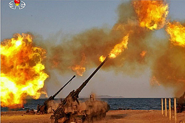 ▲ 북한군이 최근 김정은의 명령으로 전시물자 검열을 하며 장비를 보충하고 있다고 한다. 사진은 2016년 3월 북한군이 실시한 화력훈련. ⓒ뉴시스. 무단전재 및 재배포 금지.