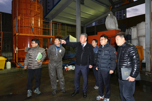 ▲ 이범석 충북 청주시장 권한대행이 24일 흥덕구청을 방문해 제설작업 준비현황을 점검하고 있다.ⓒ청주시