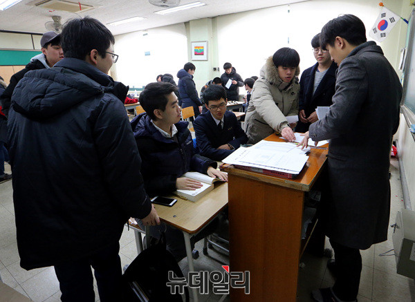 ▲ 24일 오전 서울 용산구 용산고등학교에서 고3 학생들이 수능 가채점 카드를 제출하고 있다. ⓒ뉴데일리 공준표 사진기자.