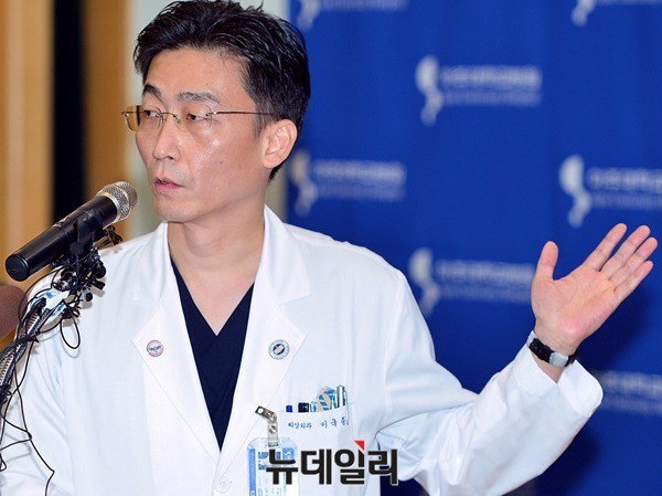 ▲ 이국종 아주대 중장외상센터 교수가 22일 오전 경기 수원시 아주대학병원에서 북한군 귀순 병사 상태에 대한 브리핑을 하고 있다. ⓒ뉴데일리 공준표 기자