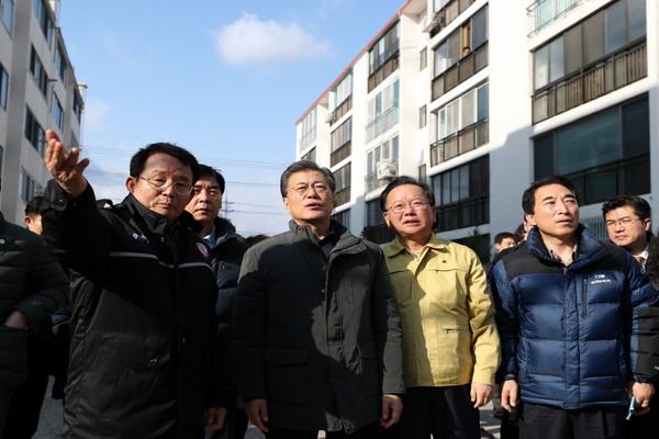 문재인 대통령이 24일 경북 포항에 있는 한 아파트를 방문, 지진관련 주민들의 애로사항을 청취했다. ⓒ청와대 제공