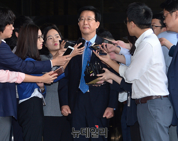 ▲ '국정원 댓글' 의혹으로 지난 9월 8일 검찰에 출석한 민병주 전 국정원 심리전단장. ⓒ뉴데일리 DB.