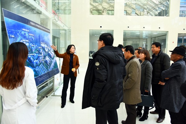 ▲ 이근규 시장을 비롯한 제천시방문단이 대규모 중의약 산업단지를 방문했다.ⓒ제천시