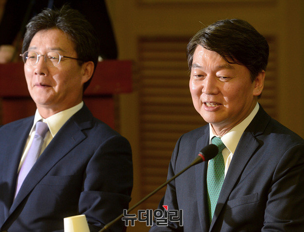 ▲ 바른정당 유승민 대표와 국민의당 안철수 대표가 서로 다른 방향을 바라보며 웃음짓고 있다(자료사진). ⓒ뉴데일리 공준표 기자