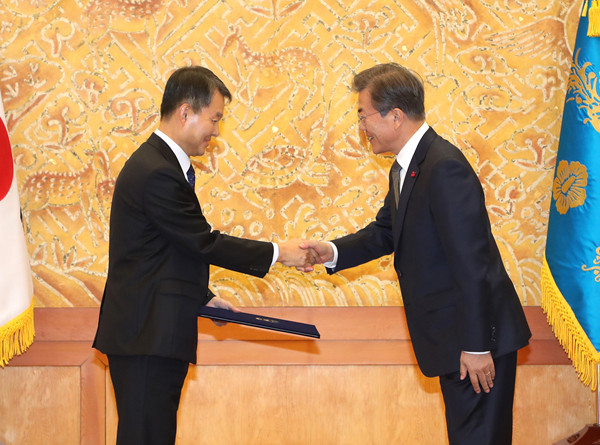 ▲ 문재인 대통령이 24일, 이진성 신임 헌법재판소장과 악수를 나누고 있다. ⓒ뉴시스 DB