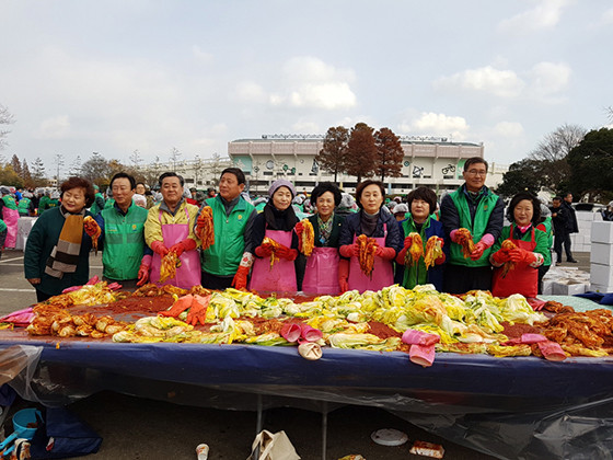 ▲ 이번 김장은 새마을회원들이 올 여름부터 죽장면에서 계약 재배한 배추를 직접 뽑아서 운반하는 등 정성을 담았다.ⓒ포항시