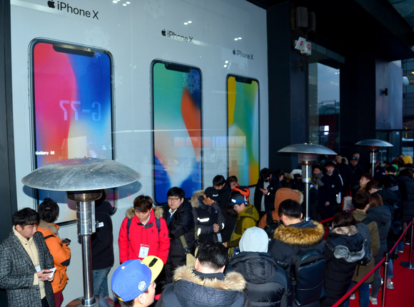 애플 아이폰X 출시를 기다리는 KT 개통 고객들. ⓒ뉴데일리 공준표 기자