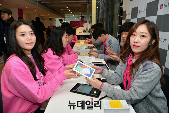 ▲ LG전자는 24일 서울 광화문 동아일보 사옥에서 '아이폰X 개통행사'를 개최했다. ⓒ뉴데일리DB