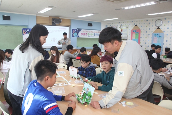 ▲ 효성 창원공장 직원들은 13일 창원초등학교에서 직접 강사로 나서 학생들이 변압기 원리를 이해하고 모형을 직접 제작해 볼 수 있는 ‘주니어 공학교실’을 실시했다. ⓒ효성