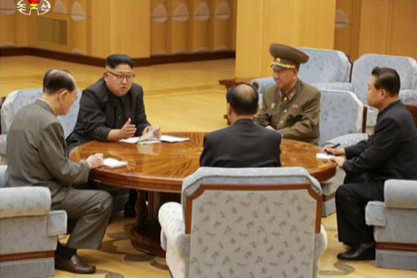 지난 9월 6차 핵실험 이후 공개한 김정은과 측근들의 회의 모습. 최근 북한이 7차 핵실험을 준비 중이라고 한다. ⓒ北선전매체 화면캡쳐.
