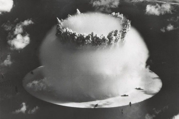 ▲ 미국이 1946년 남태평양 해상에서 실시한 '크로스 보드' 핵실험 당시 모습. 버섯구름 아래 작게 보이는 배들도 100m가 넘는 크기다. 당시 파괴력은 21킬로톤이었다고 한다. ⓒ美육군 공개영상 캡쳐.