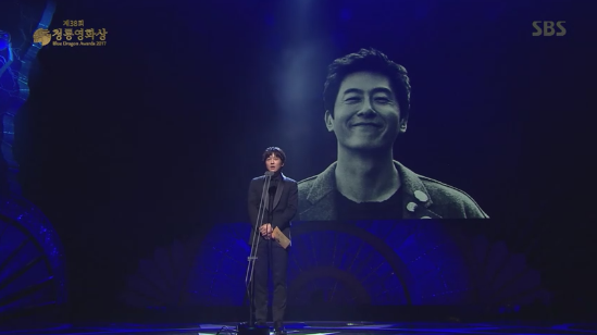 ▲ 배우 차태현이 청룡영화제에서 올해 세상을 떠난 영화인들을 추모하고 있다. ⓒSBS '2017 청룡영화제' 방송화면 캡처