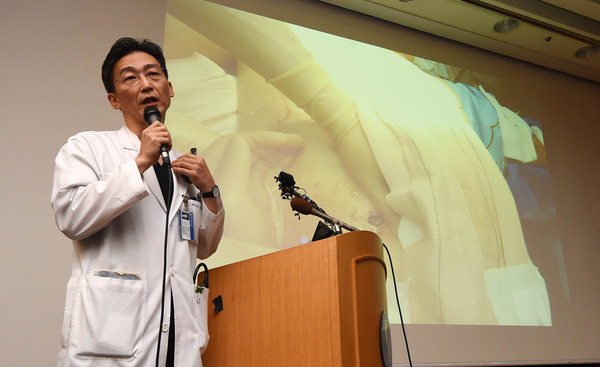 ▲ 석해균 선장 수술장면 공개하는 이국종 교수. ⓒ뉴시스