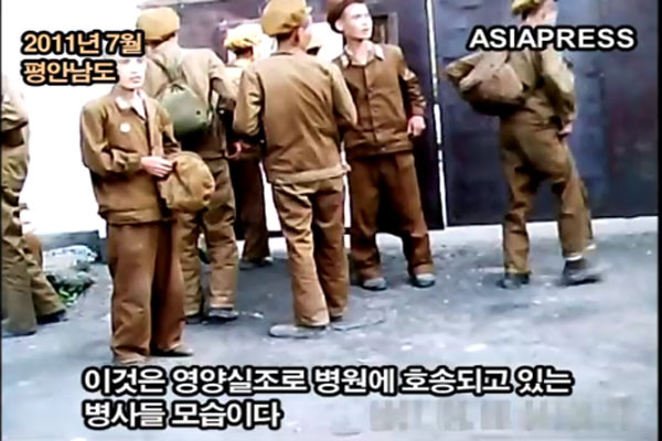 日'아시아프레스'가 2011년 7월 입수해 공개한 북한군 영양실조 병사들. ⓒ日아시아프레스 유튜브 채널 캡쳐.