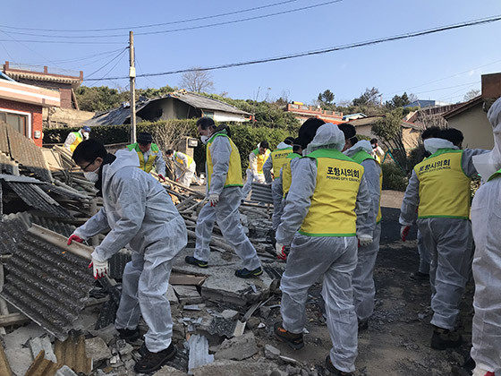 ▲ 포항시의회는 지난 24일 지진으로 큰 피해를 입은 흥해읍 곡강리 주택가를 찾아 현장 복구 작업을 펼쳤다.ⓒ포항시의회
