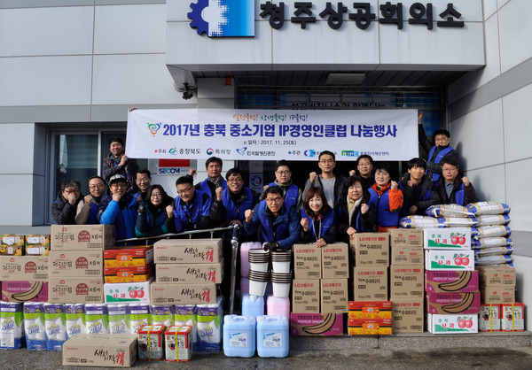 ▲ ‘충북 중소기업 IP 경영인클럽’이 25일 청주시 소재 4곳의 복지시설에서 나눔 행사를 가졌다.ⓒ청주상의
