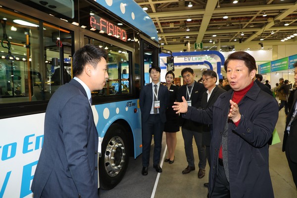 ▲ 권영진 대구시장이 26일 엑스포 마지막날 현장을 찾아 관계자와 얘기를 나누며 현장을 점검하고 있다.ⓒ대구시