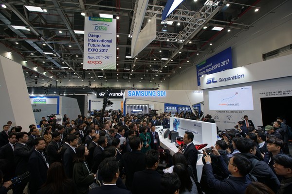 ▲ ‘대구국제 미래자동차엑스포’ 현장에 관람객이 뻬곡히 차있는 장면.ⓒ대구시