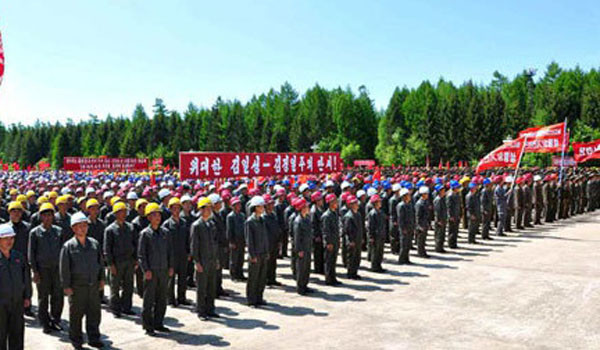 ▲ 북한이 지난 10월 완공했다고 주장하던 '삼지연 철도'가 운행은커녕 개통도 못하고 있다고 한다. 사진은 북한의 철도공사 착공식. ⓒ北전문매체 '뉴포커스' 관련보도 화면캡쳐.