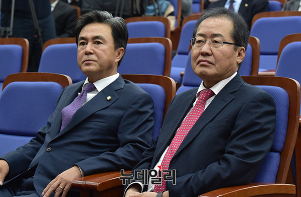 ▲ 자유한국당 김태흠 의원(왼쪽)과 홍준표 대표. ⓒ뉴데일리 이종현기자