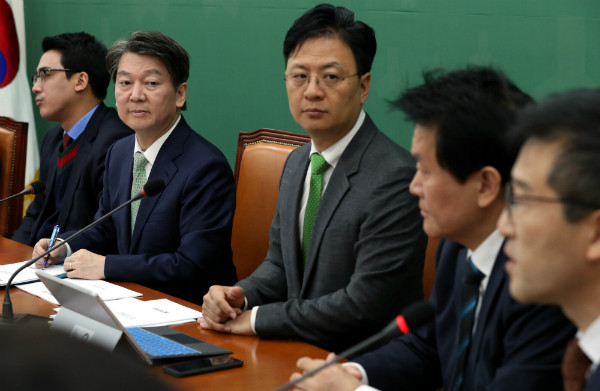 ▲ 국민의당 안철수 대표와 장진영 최고위원이 최고위원회의 도중 모두발언을 하는 최명길 최고위원을 바라보고 있다. ⓒ뉴시스 사진DB