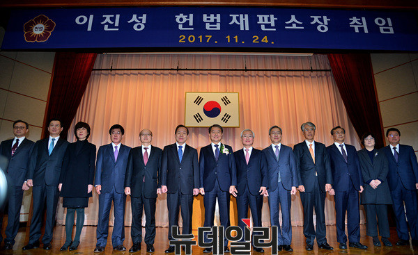 ▲ 왼쪽부터 김헌정 사무처장, 이선애, 서기석, 안창호, 김이수 재판관, 이진성 소장, 김창종, 강일원, 조용호, 유남석 재판관, 석인선 헌법재판연구원장 ⓒ 뉴데일리 공준표