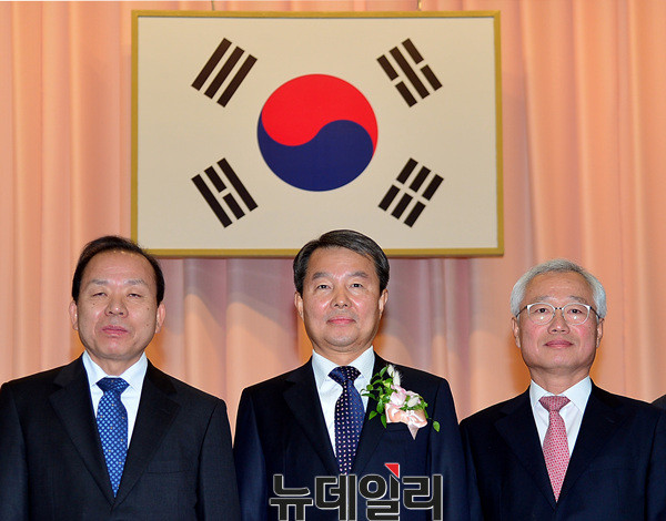 ▲ 왼쪽부터 김헌정 사무처장, 이선애, 서기석, 안창호, 김이수 재판관, 이진성 소장, 김창종, 강일원, 조용호, 유남석 재판관, 석인선 헌법재판연구원장 ⓒ 뉴데일리 공준표