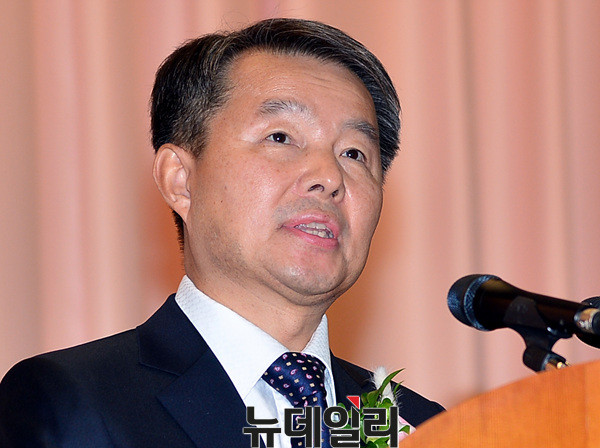 ▲ 왼쪽부터 김헌정 사무처장, 이선애, 서기석, 안창호, 김이수 재판관, 이진성 소장, 김창종, 강일원, 조용호, 유남석 재판관, 석인선 헌법재판연구원장 ⓒ 뉴데일리 공준표