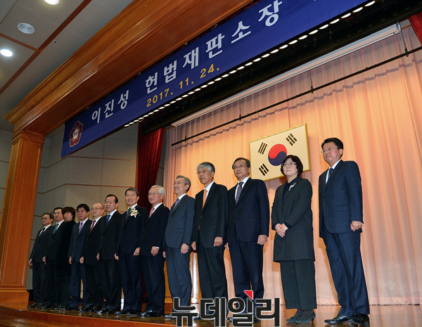 ▲ 왼쪽부터 김헌정 사무처장, 이선애, 서기석, 안창호, 김이수 재판관, 이진성 소장, 김창종, 강일원, 조용호, 유남석 재판관, 석인선 헌법재판연구원장 ⓒ 뉴데일리 공준표