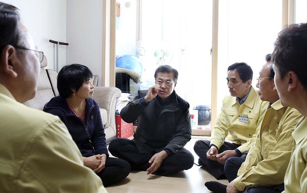 ▲ 문재인 대통령이 27일 하루 연차 휴가를 내고 관저에서 휴식을 취한다. 사진은 지난 24일 포항 지진 피해 점검 당시 모습. ⓒ청와대 제공