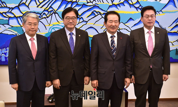 ▲ 김동철 국민의당 원내대표, 우원식 더불어민주당 원내대표, 정세균 국회의장, 정우택 자유한국당 원내대표(사진 왼쪽부터)가 27일 오전 국회의장실에서 만나 예산안을 논의하고 있다. ⓒ뉴데일리 이종현 기자