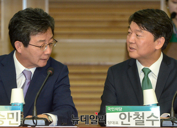 ▲ 안철수 국민의당 대표와 유승민 바른정당 의원이 지난 10월 10일 국회 의원회관에서 열린 '선거제도 개편의 바람직한 방향'을 주제로 한 토론회에 참석해 대화를 나누고 있다. ⓒ뉴데일리 DB