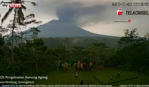 ▲ CCTV로 촬영한 발리 아궁화산의 분출 영상. ⓒ英스카이 뉴스 관련보도 화면캡쳐.