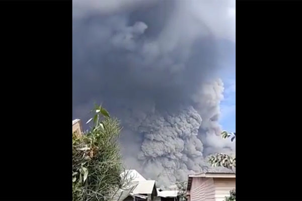 ▲ 수마트라 섬의 시나붕 화산에서 화산재가 터져 나오는 모습. ⓒ유튜브 관련영상 캡쳐.