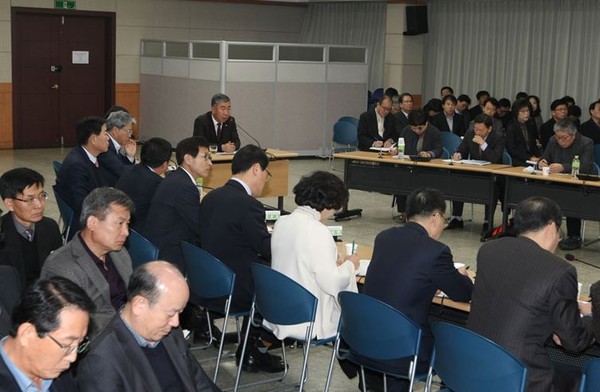 ▲ 이범석 충북 청주시장 권한대행이 27일 직원들의 업무보고를 받고 있다.ⓒ청주시