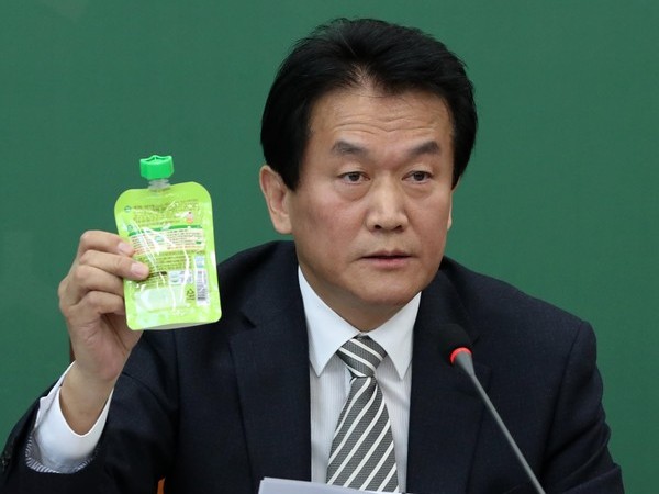 ▲ 국민의당 박주원 최고위원이 27일 서울 여의도 국회에서 열린 제34차 최고위원회의에 참석해 박지원 전 대표가 "우리 당에도 이유식을 하나 사오려고 한다"며 안철수 대표를 유아적으로 비판한 것과 관련해 안심 이유식을 들어보이며 발언하고 있다. ⓒ뉴시스