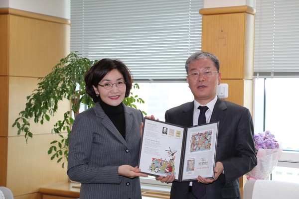 ▲ 김택수 대전시 정무부지사가 27일 시청에서 대한결핵협회 대전·충남·세종 지부 관계자로부터 크리스마스 씰을 증정받고 있다.ⓒ대전시