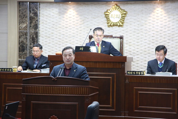 ▲ 김영만 충북 옥천군수가 27일 옥천군의회에서 2018년도 예산안 제출에 따른 시정연설을 하고 있다.ⓒ옥천군