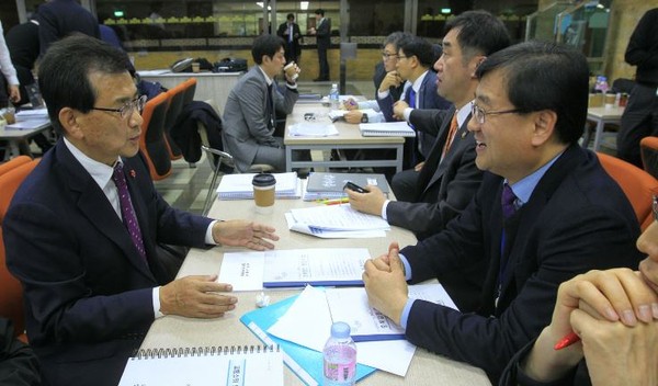 ▲ 이시종 충북도지사가 27일 맹성규 국토교통부 2차관을 만나  ‘청주국제공항 모기지 항공사 면허’등 현안사업의 정부 차원의 지원을 요청했다.ⓒ충북도