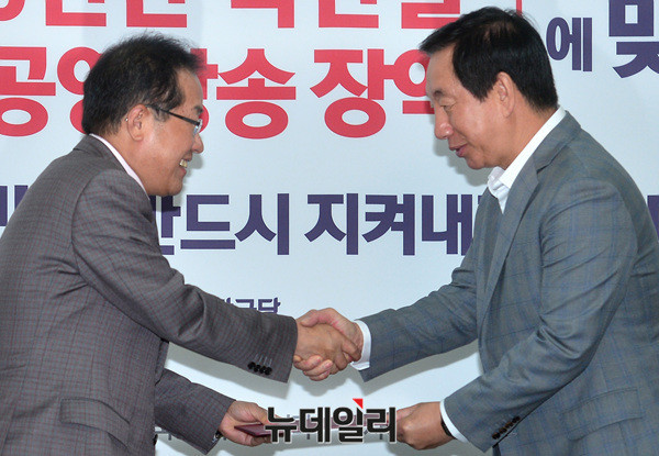 ▲ 자유한국당 홍준표 대표가 지난달 11일 김성태 의원에게 정치보복대책특별위원장 임명장을 건네며 굳게 손을 맞잡고 있다. ⓒ뉴데일리 공준표 기자