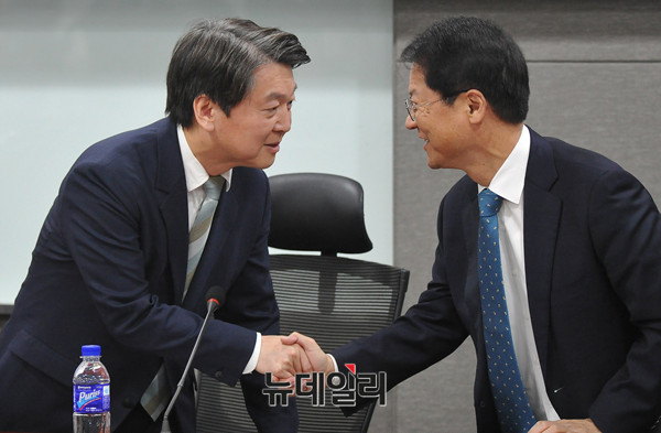 ▲ 국민의당 안철수 대표와 천정배 전 대표가 27일 오후 5·18 진상규명특별법 입법촉구토론회가 열린 의원회관에서 만나 악수를 나누고 있다. ⓒ뉴데일리 이종현 기자