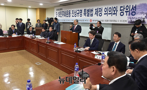 ▲ 국민의당 김동철 원내대표가 27일 오후 의원회관에서 열린 5·18 진상규명특별법 입법촉구토론회에서 축사를 하고 있다. 김동철 원내대표의 사진 오른쪽으로는 안철수 대표, 천정배 전 대표, 박준영 의원, 박주선 국회부의장이다. ⓒ뉴데일리 이종현 기자