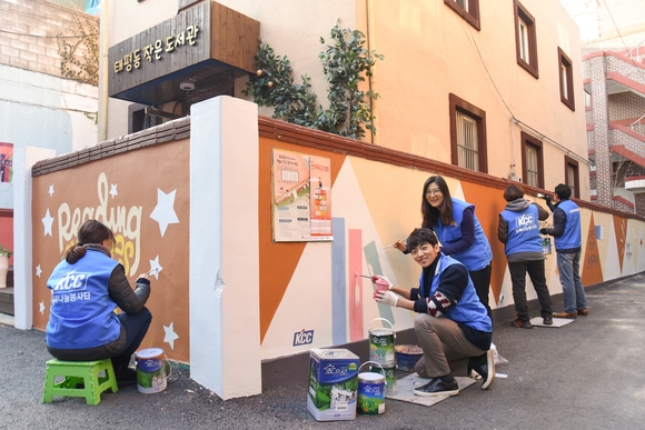 ▲ 1.KCC와 코리아오토글라스(KAC)가 성남 태평동 작은도서관을 찾아 벽화그리기 사회공헌을 진행하고 있다.ⓒKCC