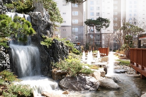 ▲ 현대엔지니어링이 '마곡 A13BL 공동주택'에 수생비오톱으로 조성한 아름다운 경관의 수경시설. ⓒ현대엔지니어링