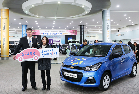 ▲ 한국지엠한마음재단 카허 카젬 대표이사(사진 왼쪽)가 수혜가족 대표에게 모형 키를 전달하고 있다.ⓒ한국지엠