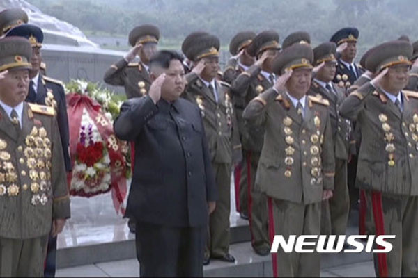 ▲ 김정은과 그 오른쪽에 선 황병서. ⓒ뉴시스. 무단전재 및 재배포 금지.