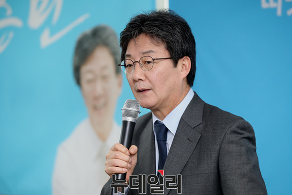 ▲ 유승민 바른정당 대표가 28일 오후 바른정당 대구시당에서 기자간담회를 갖고 국민의당과 통합, 지방선거 등과 관련한 정치입장을 밝히고 있다. 유 대표의 이번 대구방문은 대표취임 후 첫 방문이다.ⓒ뉴데일리